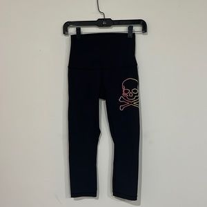 Lululemon black hi rise Wunder under crop w/ soul cycle, skull decal sz 2